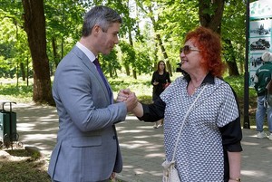 Андрей Журавлев с пенсионеркой в парке