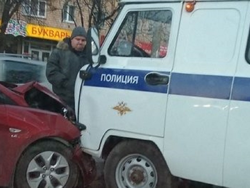 В Туле полицейский "УАЗ" столкнулся с иномаркой