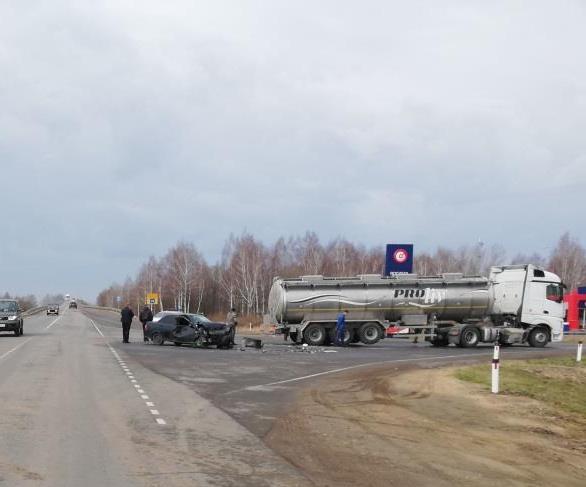 В Тульской области грузовик с цистерной протаранил  "Приору"