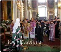Архиепископ Тульский и Белевский Алексий вручает подарок Патриарху