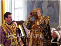 Святейший Патриарх Московский и Всея Руси переоблачается
