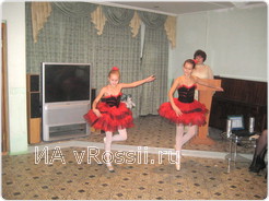 Елизавета Глебова и Виктория Ершова исполняют балетный номер