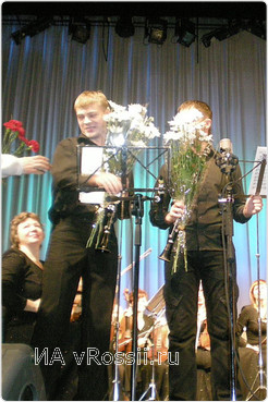 Цветы принимают Никита Ефимов и Павел Ляхов