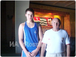 Илья Гончаров со своим тренером Алексеем Заевым в Абхазии: после победного боя