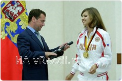 Липчанка Ольга Кавешникова-Никулина вручила Дмитрию Медведеву соревновательный пистолет, который был с благодарностью принят