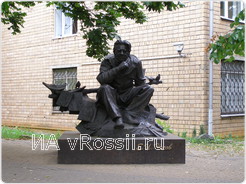 Памятник известному писателю Евгению Носову в Курске
