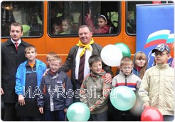 Спикер Липецкого облсовета Павел Путилин вручил воспитанникам интерната для слепых и слабовидящих детей новый автобус