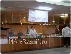 В фойе драмтеатра была организована выставка работ сотрудников таможен ЦФО.