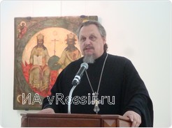 Отец Олег рассказал всем присутствующим на презентации, что только в русской иконописи так широко представлен образ Бога