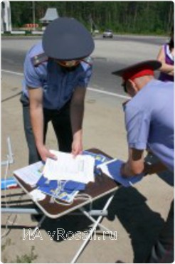 Полицейские изымают листовки</br>
Фото с сайта регионального отделения партии