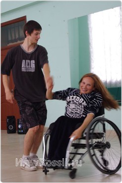 <em>Волонтер из Белгорода - Иван Матухно со своей партнершей по танцам</em>