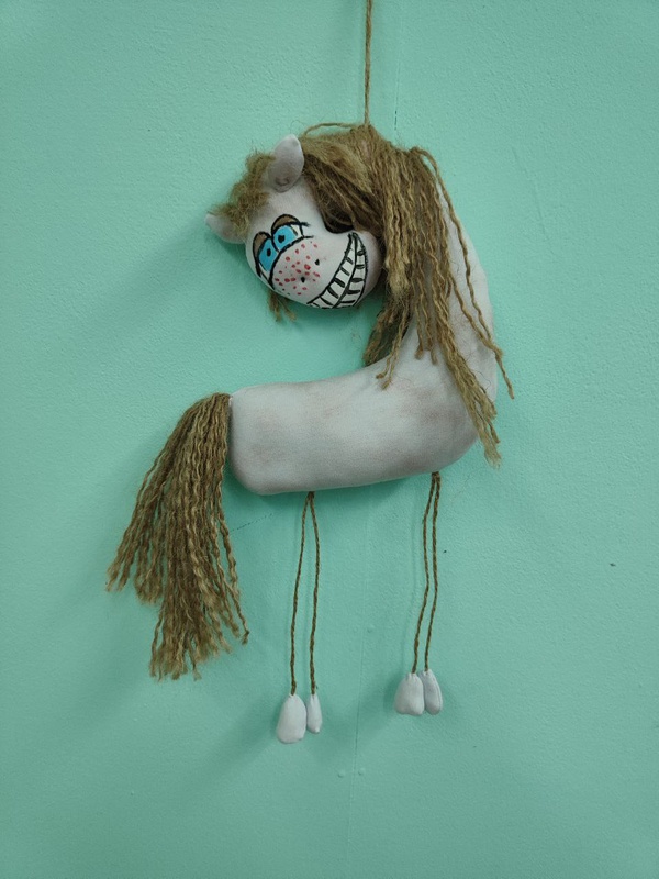 Я - маленькая лошадка и мне живётся несладко.