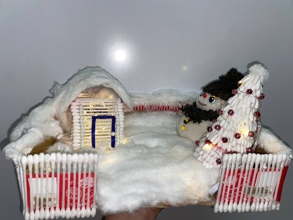 Сказочный домик в новогодних огнях