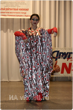 В зависимости от вида восточного танца подбирается костюм. Индийский танец.