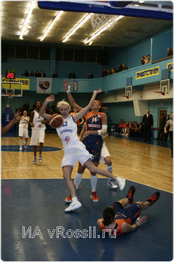Румынские баскетболистки вынуждали курянок фолить во время атак на свое кольцо.