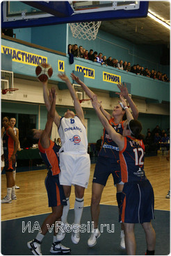 Во второй половине встречи соперницы курянок бросали все силы на блокировку атак хозяек паркета.