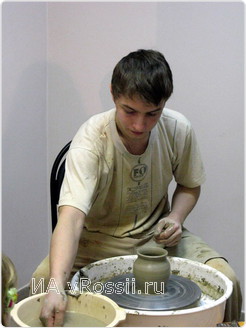 Молодой гончар Марк Карпинский провел мастер-класс 