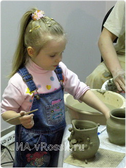 Особенно заинтересовались дети и с энтузиазмом помогали лепить горшки и сосуды