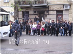 Около сотни болельщиков в ожидании автографов несколько часов провели у гостиницы, где расположилась сборная
