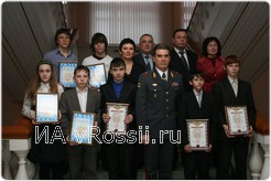 Победители конкурса школьных сочинений с начальником УВД Брянской области
