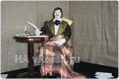  Николай Гоголь, изготовленный из фарфора в полный рост, встречает посетителей выставки.