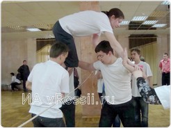 Перебраться через веревку, расположенную на высоте 1,2 м...