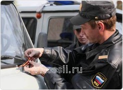 Стражи правопорядка прикрепили георгиевские ленточки на свои машины.