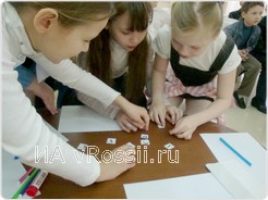 Они отвечали на вопросы связанные с искусством, составляли слова из предложенных букв и многое другое
