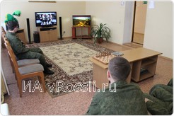 В свободное время ребята проводят смотря телевизор...,